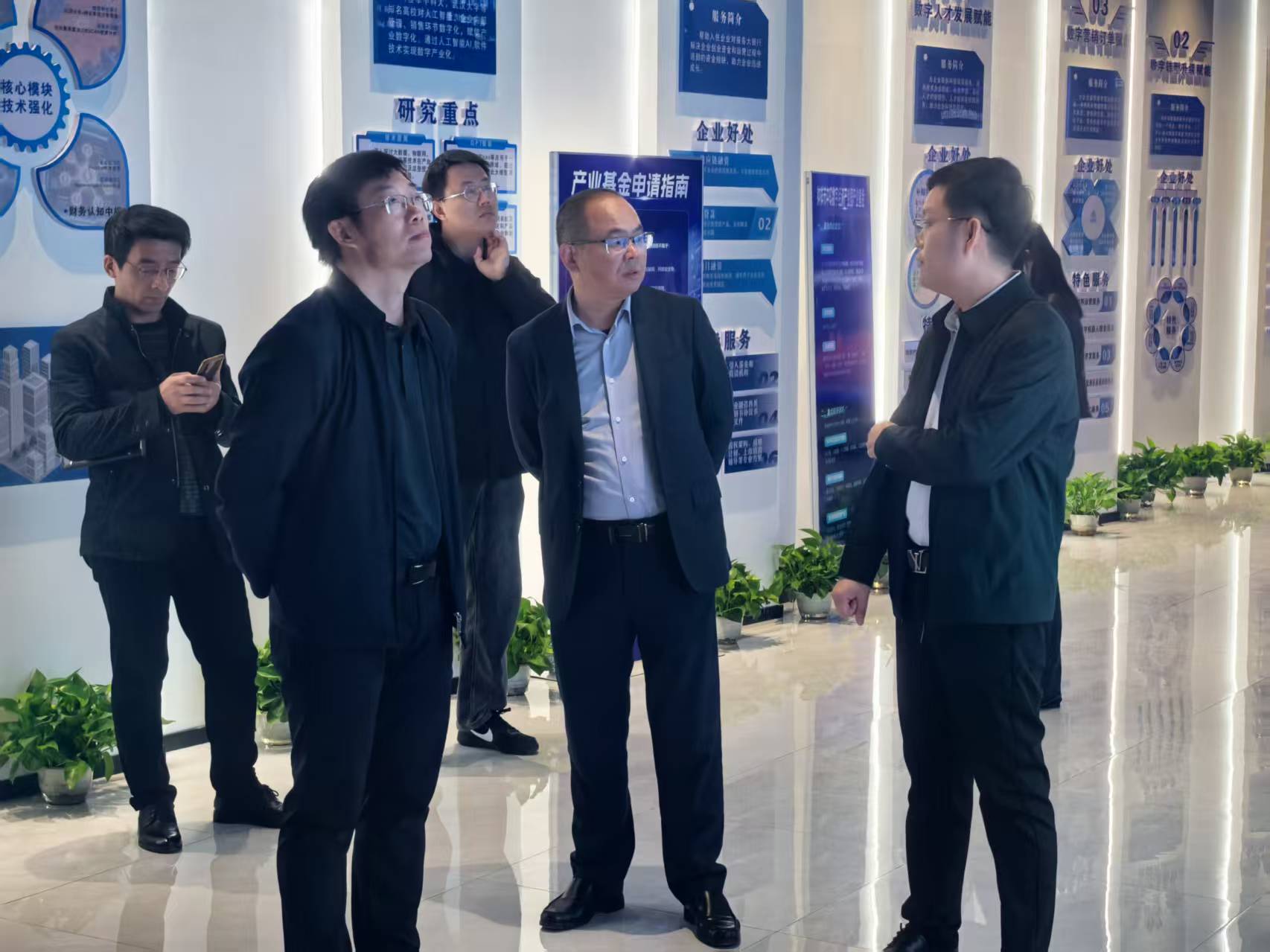 钟祥市委组织部部长甘玲一行领导视察中软数字经济产业园