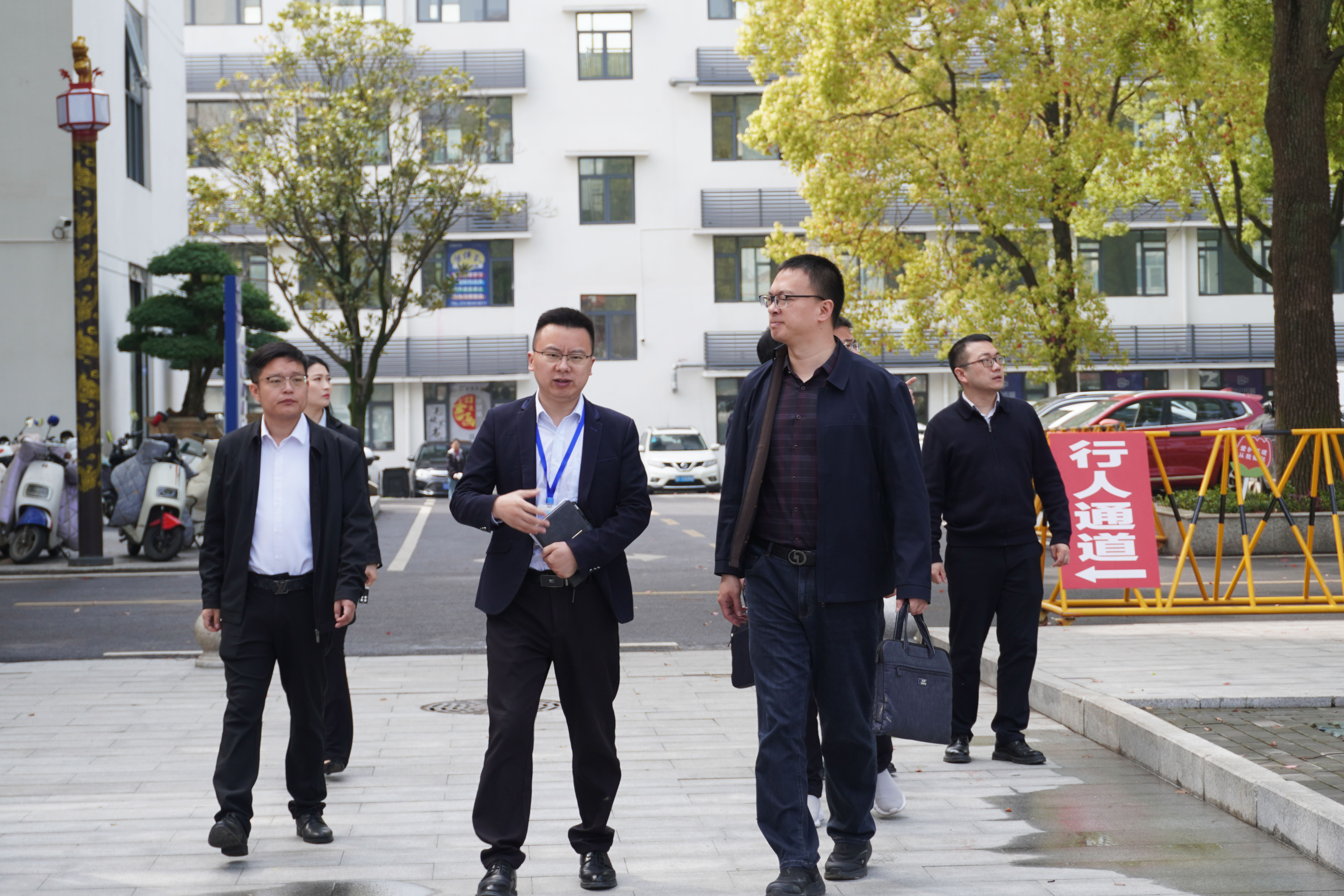 校企协同发力 产教融合共启新程——荆门通用航空职业技术学院赴中软智能科技集团考察调研